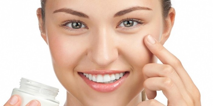 Девушка с баночкой крема в руке