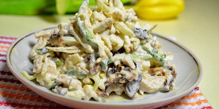 Салат обжорка рецепт с с курицей и грибами и черносливом