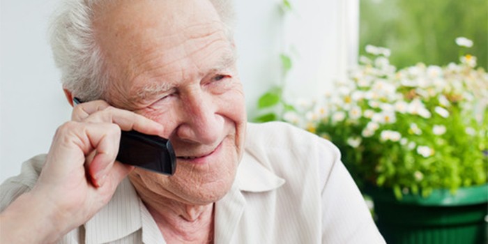 Пожилой мужчина говорит по мобильному телефону