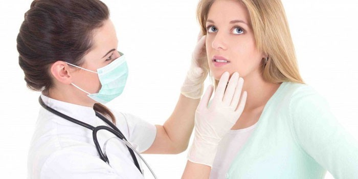 Медик проверяет лицо женщины