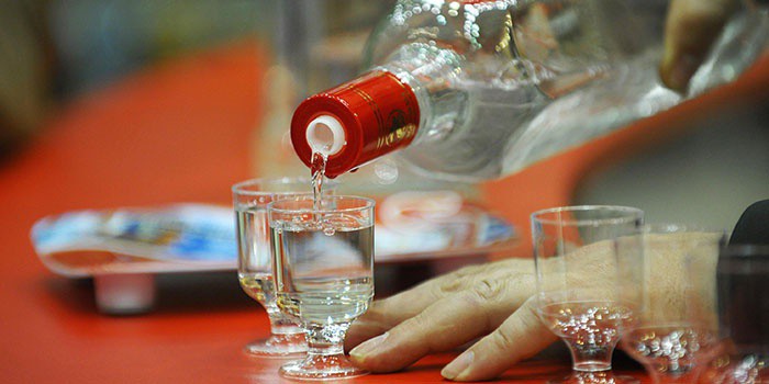 Таблица вывода алкоголя из организма - как рассчитать дозировку и время полного выветривания Таблица вывода алкоголя из организма - как рассчитать дозировку и время полного выветривания