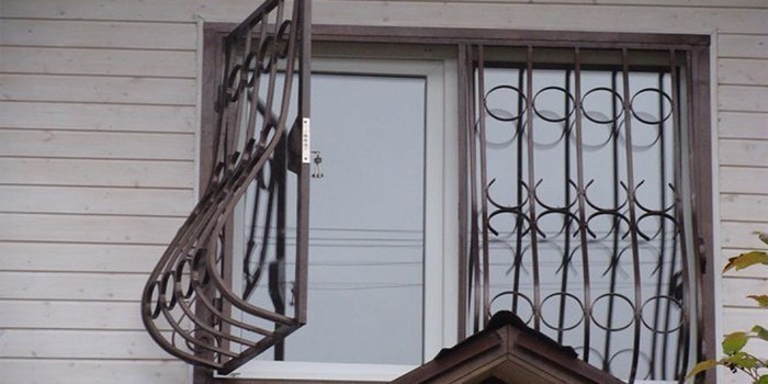 Распашные железные решетки на окне