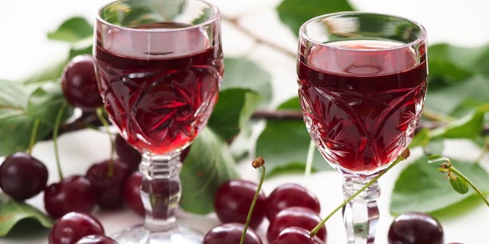 Рюмки с настойкой и вишни