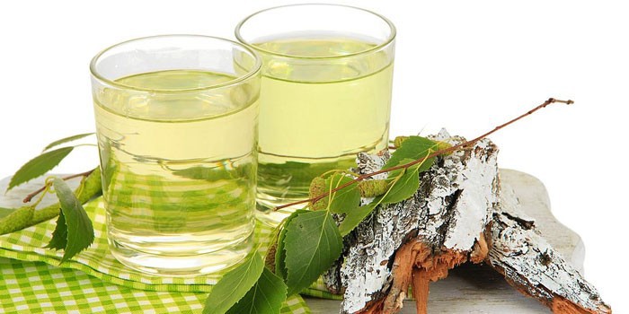 Стаканы с соком и кора березы