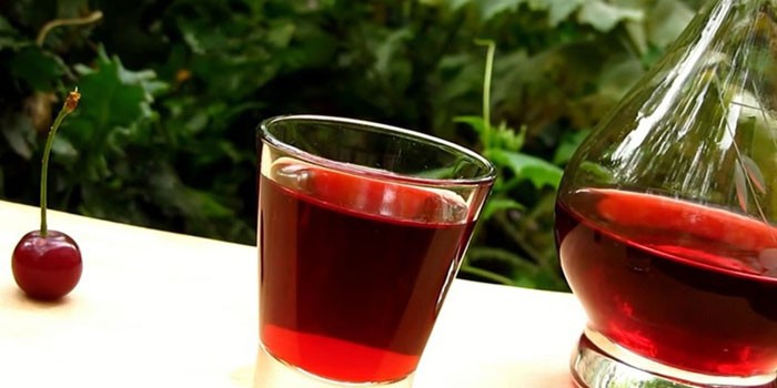 Настойка на вишне с косточками