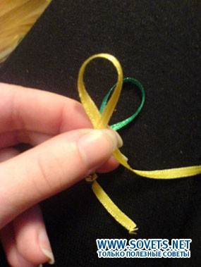 сворачиваем желтую в такую же петельку