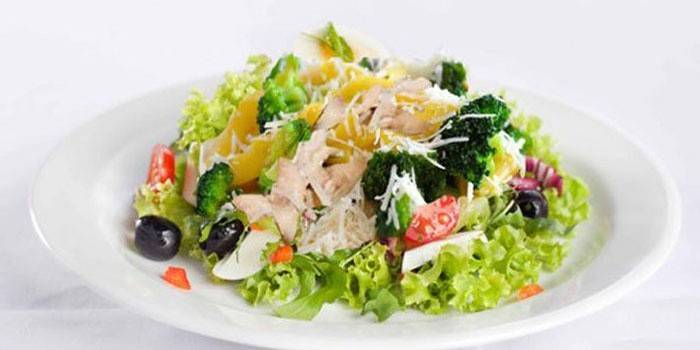 Классический салат с курицей и ананасами