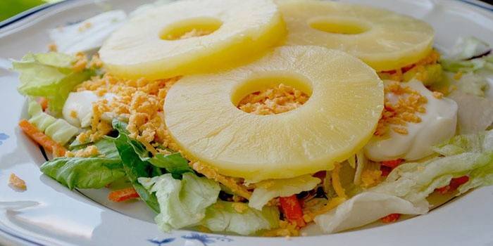 Салат с сыром, курицей и ананасом
