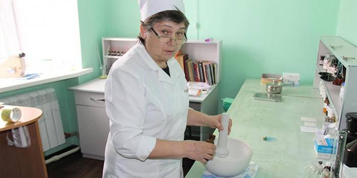 Врач готовит Мазь Симановского