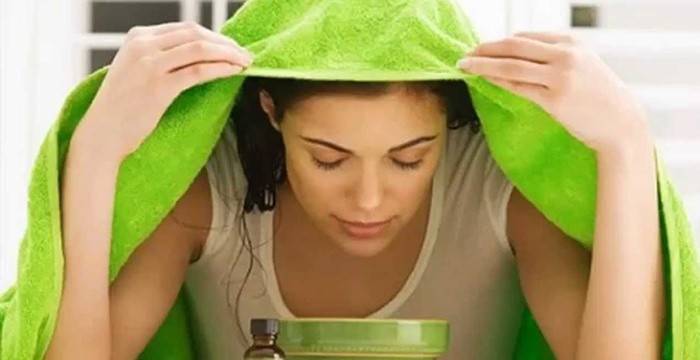 Девушка лечит лающий кашель народными средствами