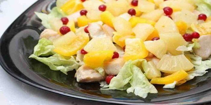 Теплый салат с курицей и ананасами