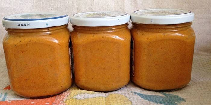 Икра с чесноком и помидорами