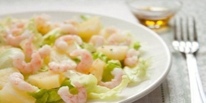 Салат с курицей, ананасами и креветками