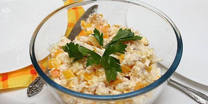 Салат с ананасом, курицей и кукурузой