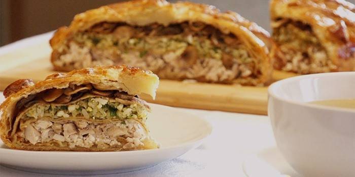 Курник из песочного теста на сметане