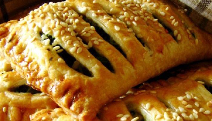 Слоеные пирожки с сыром и щавелем