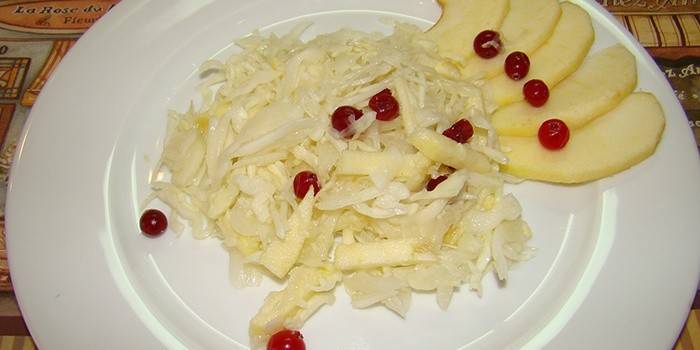 Капустный салат с яблоком