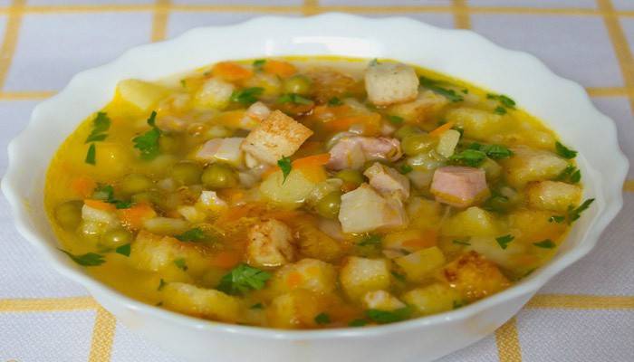 Гороховый суп, приготовленный в мультиварке