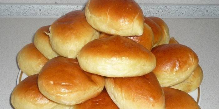 Печеные пирожки из дрожжевого теста с яблочной начинкой