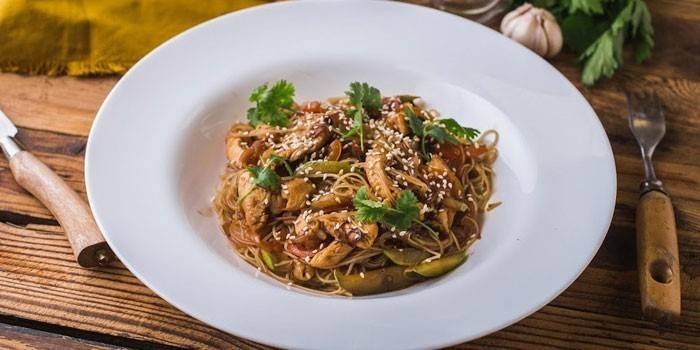 Фунчоза с куриным мясом на второе