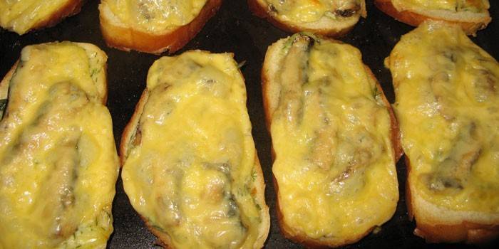 Горячая закуска со шпротами под сыром