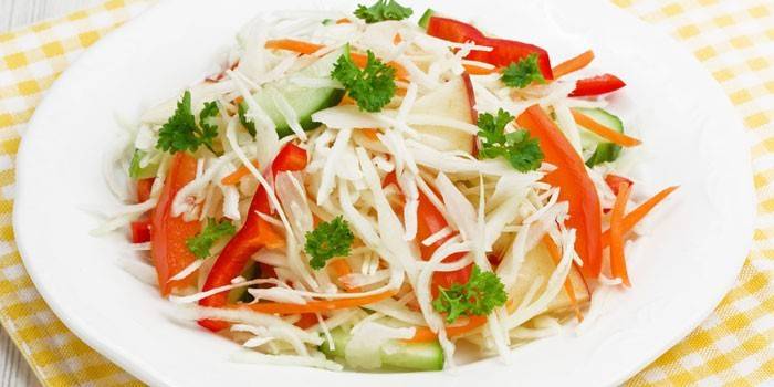 Капустный салат с болгарским перцем и огурцом