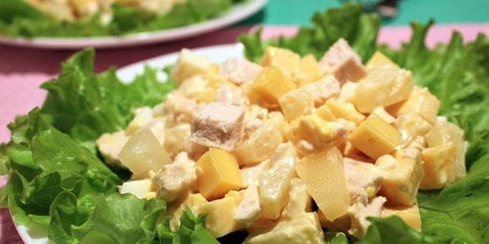 Салат с курицей, ананасами и сыром