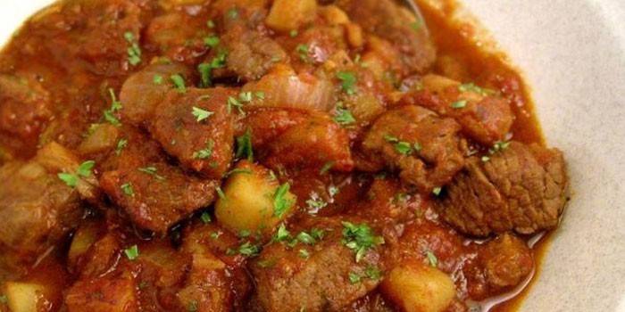 Мясо с картофелем и подливкой