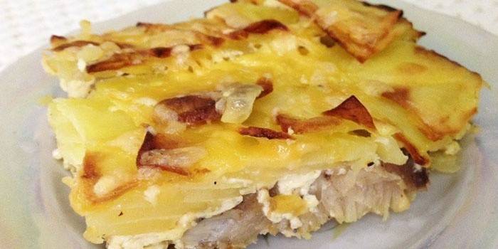 Кусочек запеканки из картофеля и рубленного мяса