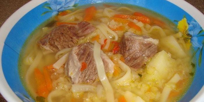 Суп с говяжьей тушенкой, картофелем и лапшой