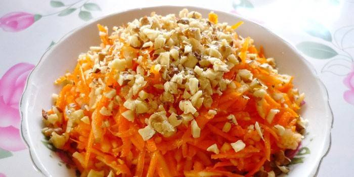 Морковный салат с тыквой и орешками