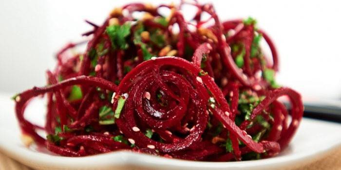 Свекольный салат с зеленым луком на тарелке