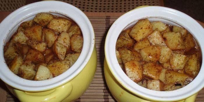 Картошка с фаршем в горшочках