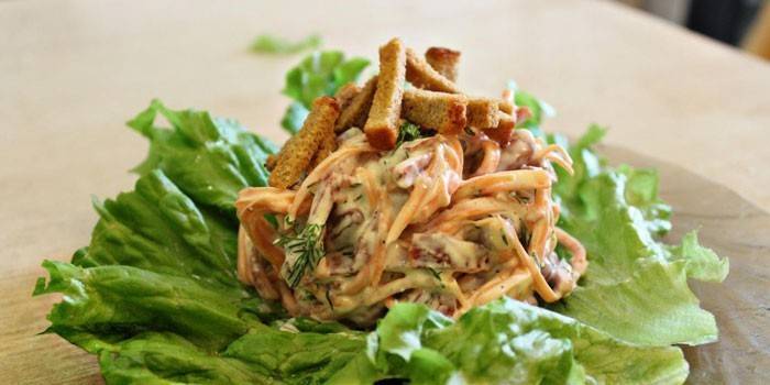 Салат с корейской морковью и сухариками