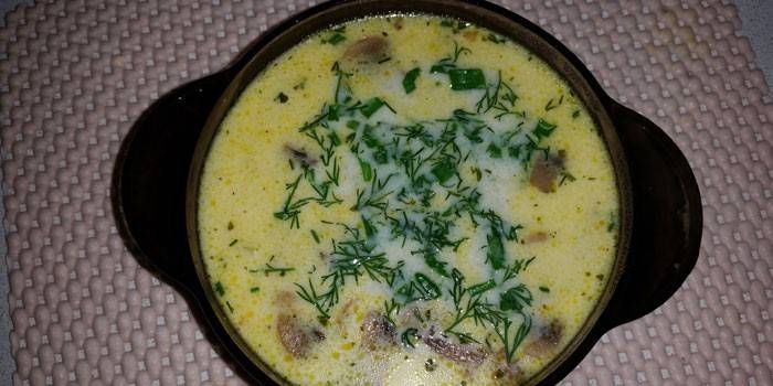 Сырный суп с шампиньонами и копченым мясом курицы