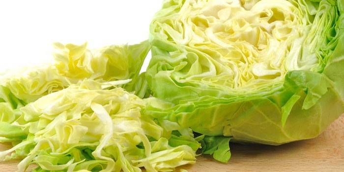 Нашинкованная капуста и половина кочана