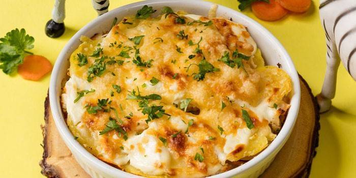 Форма с картофельным гратеном с куриным мясом