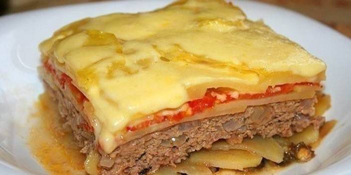 Кусочек запеканки на тарелке