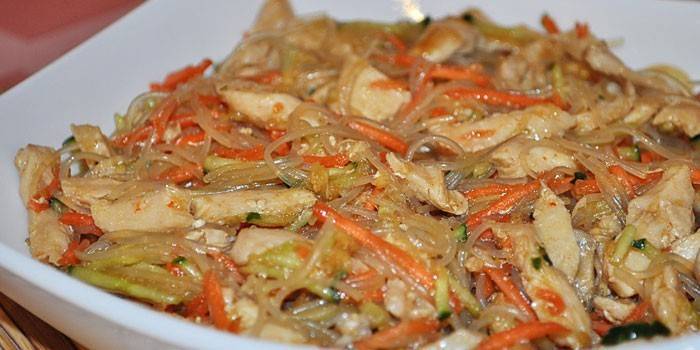 Фунчоза с куриным мясом, морковью и грибами