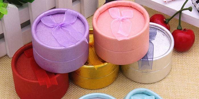 Круглые подарочные коробки с лентой