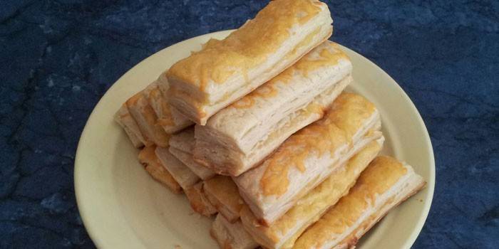 Слоеные палочки с сыром
