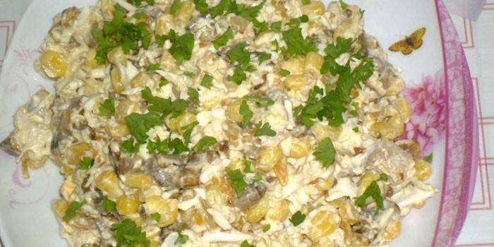Салат из говядины, грибов и кукурузы