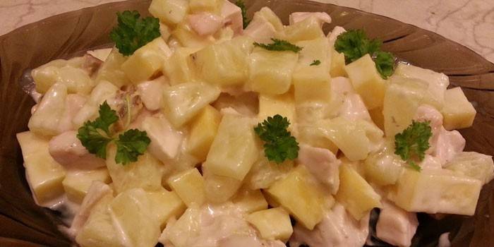 Закуска из копченой курицы с ананасами