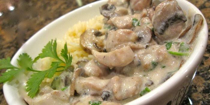 Куриное бефстроганов с шампиньонами в сливоном соусе с картофельным пюре