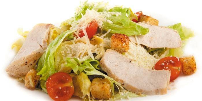 Салат Цезарь с курицей
