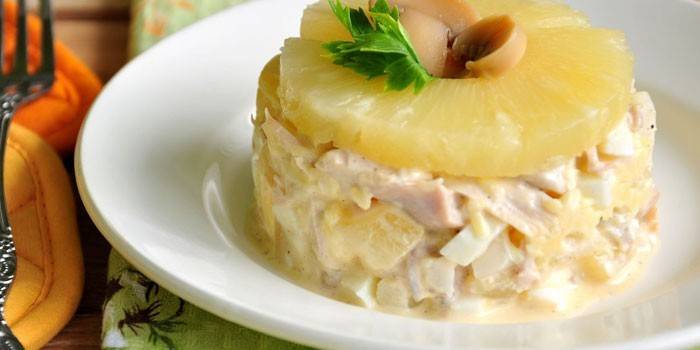 Салат с курицей и ананасами