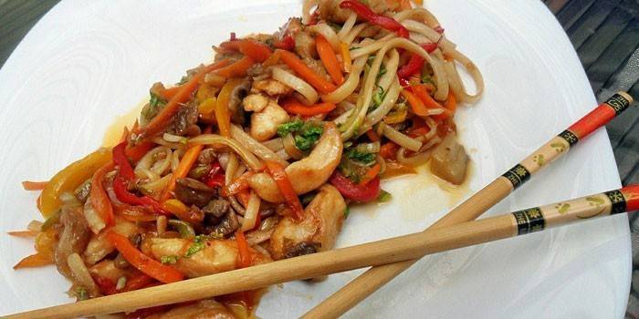 Лапша удон с овощами и куриным мясом