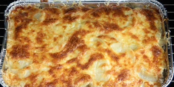 Форма с мясом и картофелем под сыром
