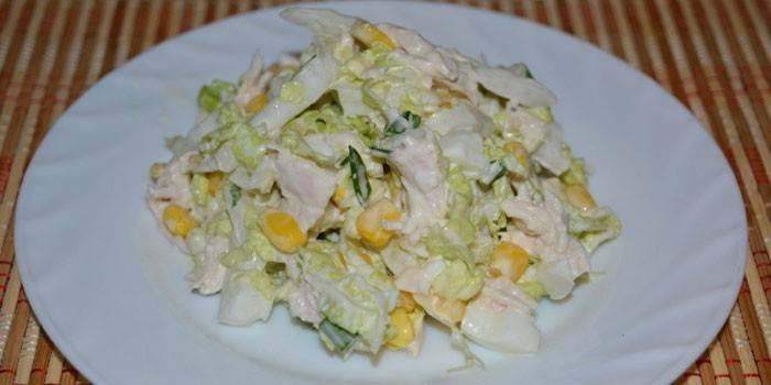 Салат из отварной куриной грудки, пекинской капусты и кукурузы