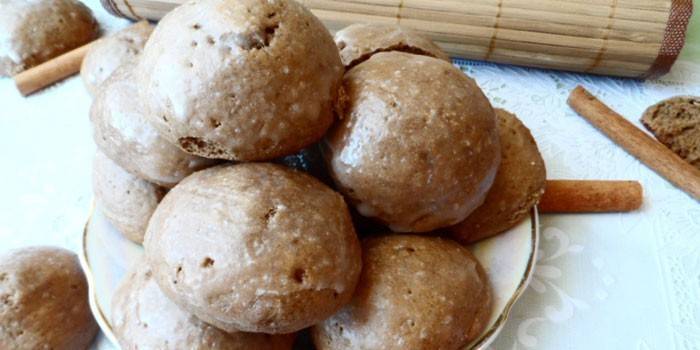 Пряники с шоколадом и пряностями на тарелке